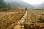 Mương “tự chế” dài hàng trăm mét làm nhiệm vụ dẫn nước thải ra suối tại cánh đồng Bản Giang