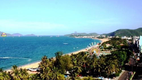 Khu bãi biển Nha Trang thuộc khu bắc công viên Phù Đổng (tức khu trò chơi đu quay) đã được tỉnh Khánh Hòa thỏa thuận cho doanh nghiệp lập dự án đào làm trung tâm thương mại và bãi đậu xe ngầm ( Ảnh: Phan Sông Ngân/Tuổi Trẻ)