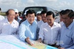 Chủ tịch nước khảo sát, kiểm tra đê biển tại Tiền Giang (Ảnh: TTXVN)