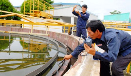 Một góc hồ xử lý nước thải tại một doanh nghiệp sản xuất xanh ở huyện Củ Chi (Ảnh: Phạm Kim Ngân)