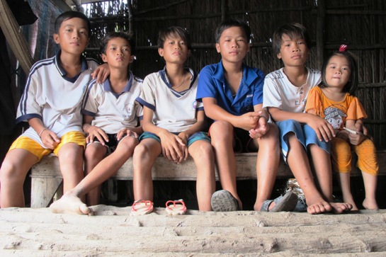Các em học sinh ở Cái Cám, xã Tân Hải (Phú Tân, Cà Mau) nghỉ học để đi làm bạn chài lưới (Ảnh: Nguyễn Tiến Hưng)