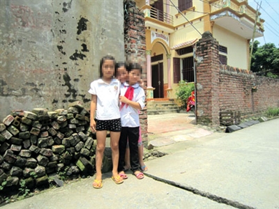 Nhiều trẻ em ở thôn Đông Mai đối mặt nguy cơ nhiễm chì trong máu (Ảnh: Nguyễn Hoài/Tiền Phong)