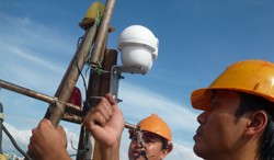 Lắp anten định vị vệ tinh GPS cho tàu cá (Ảnh: Chinhphu.vn)