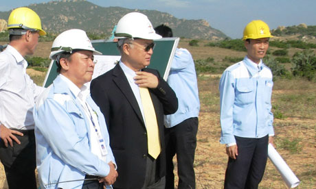Ông Yukia Anamo (người đeo kính) tham quan địa điểm dự kiến xây dựng nhà máy ĐHN Ninh Thuận 1