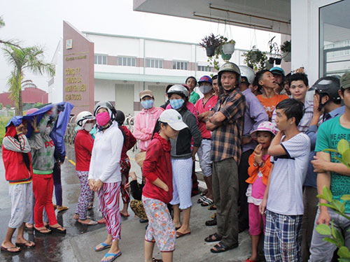 Người dân xã Vĩnh Phương, TP Nha Trang, tỉnh Khánh Hòa tụ tập phản đối nhà máy tách cọng thuốc lá gây ô nhiễm Ảnh: KỲ NAM