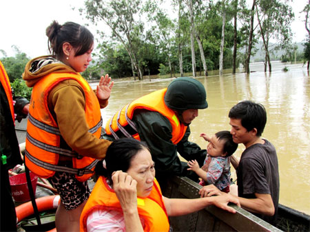 Bộ đội Quân khu 5 giúp nhân dân Quảng Ngãi trong trận lụt tháng 11-2013 (Ảnh: Phan Tiến Dũng/Quân đội Nhân dân)