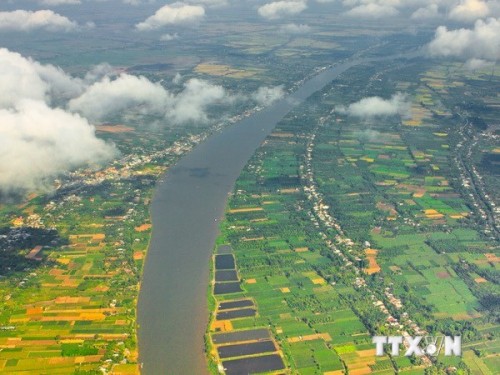 Sông Hậu chảy trên địa bàn hai tỉnh An Giang và Đồng Tháp (Ảnh: Duy Khương/TTXVN)