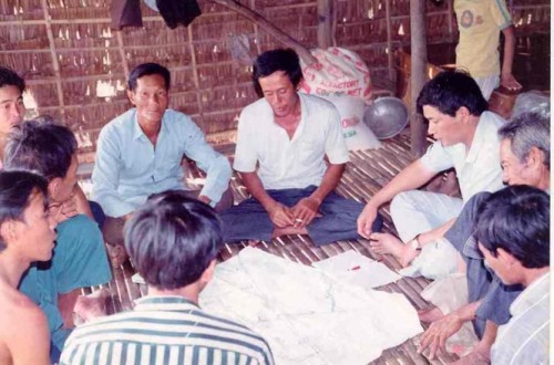 PGS.TS Sánh (thứ 3 bên phải qua) thảo luận với nông dân (Ảnh: nongnghiep.vn)