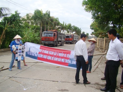 Người dân thôn Lèn Áng chặn xe vào nhà máy (Ảnh: nongnghiep.vn)