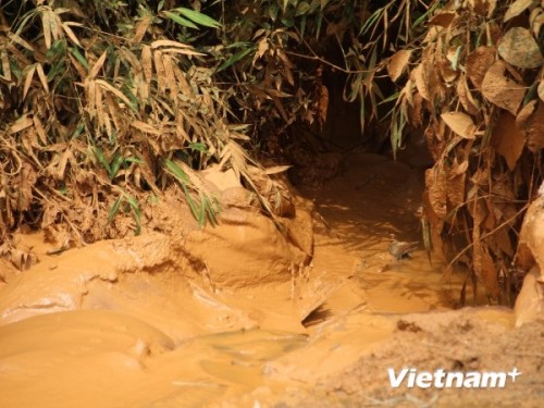 Bùn và nước thải được theo đường mương dẫn chảy ra sông Bằng tại xã Dân Chủ, huyện Hòa An, tỉnh Cao Bằng. (Ảnh: Hùng Võ/VietnamPlus)
