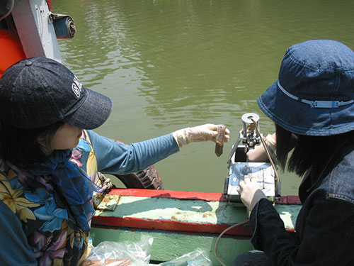 Lấy nước sông Sài Gòn phục vụ nghiên cứu bảo vệ môi trường. (Ảnh: Chi cục Bảo vệ Môi trường TP HCM cung cấp)