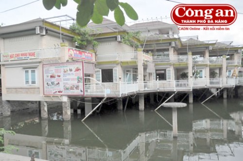  Hồ Xuân Hòa A, “lá phổi” của người dân P. Hòa Khê nhưng hàng loạt nhà hàng mọc trái phép làm ô nhiễm môi trường nghiêm trọng (Ảnh: Công an TP Đà Nẵng)