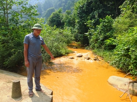 Nước đỏ ngầu cả dòng suối Cha (Ảnh: VietNamNet)
