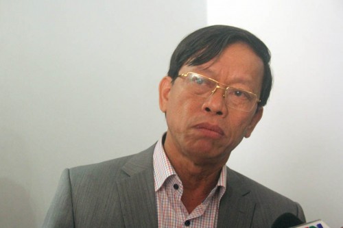 Ông Lê Phước Thanh, Chủ tịch UBND tỉnh Quảng Nam trả lời nhanh báo chí Trung ương sau khi cuộc họp kết thúc. (Ảnh: Pháp luật Việt Nam)