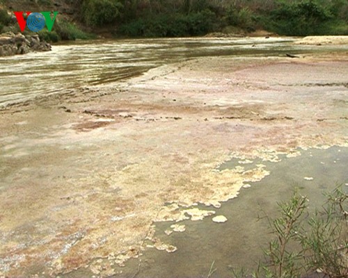 Nước sông Pô Kô đục ngầu cuốn theo rác thải. (Ảnh: vov.vn)