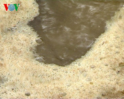  Nguồn nước bẩn trên sông Pô Kô đang trực tiếp ảnh hưởng đến sản xuất và cuộc sống của người dân. (Ảnh: vov.vn)