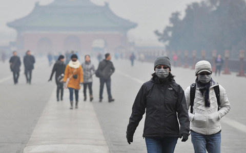 Khách du lịch phải bịt kín khẩu trang và đeo kính khi đến Công viên Thiên Đàn ở Bắc Kinh vào tháng Giêng. (Ảnh: Tân Hoa xã)