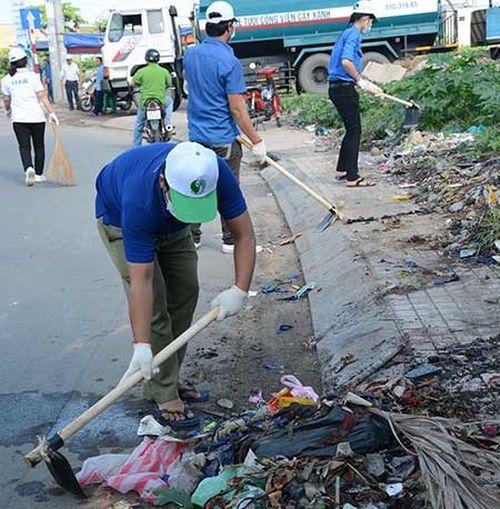 Các tình nguyện viên tham gia dọn sạch đường phố tại sự kiện do Sở TN&MT TP.HCM tổ chức. Ảnh: Ngọc Châu
