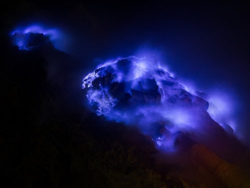 Lửa xanh từ núi lửa Kawah Ijen (Indonesia) được hình thành từ khí sulfuric trong các kẽ hở của núi lửa ở áp suất cao. (Nguồn: National Geographic)