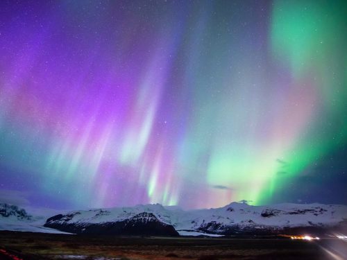 Ánh sáng phương Bắc được hình thành từ các hạt tích điện mặt trời kết hợp với nhiều loại khí khác nhau để tạo ra màn trình diễn ánh sáng đa màu sắc. Hiện tượng này xảy ra từ tháng Chín tới đầu tháng Tư ở Canada, Alaska, Iceland và miền Bắc Scandinavia. (Nguồn: Telegraph)