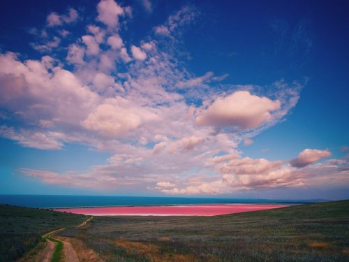 Hồ Hillier là hồ duy nhất có màu hồng quanh năm, thậm chí ngay cả khi đã múc vào hộp. Vẫn chưa có lời giải đáp cho nguyên nhân này nhưng nhiều người nói rằng đó là kết quả cả lượng muối cao kết hợp các vi sinh màu hồng. (Nguồn: Condé Nast Traveler)