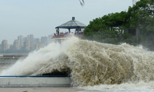 Đây được xem là những đợt sóng thủy triều lớn nhất trong năm (Nguồn: CCTVNews)