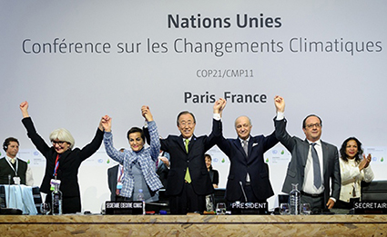 Các nhà lãnh đạo thế giới ăn mừng chiến thắng về thỏa thuận lịch sử cam kết giảm lượng khí phát thải và giới hạn sự biến đổi khí hậu ở mức dưới 2 °C (Ảnh: Nature)