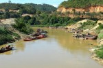 Mặc dù đăng ký 4 tàu nhưng Hợp tác xã Giang Sơn có tới 7 tàu tham gia khai thác cát (Ảnh: Quỳnh Anh)
