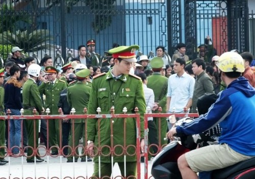 Lực lượng an ninh có mặt trước trụ sở UBND tỉnh Thanh Hóa chiều 1/3 (Ảnh: Lê Dương)