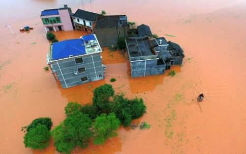 Mưa lũ làm ngập nhiều ngôi nhà ở tỉnh Hồ Bắc. Ảnh Reuters 