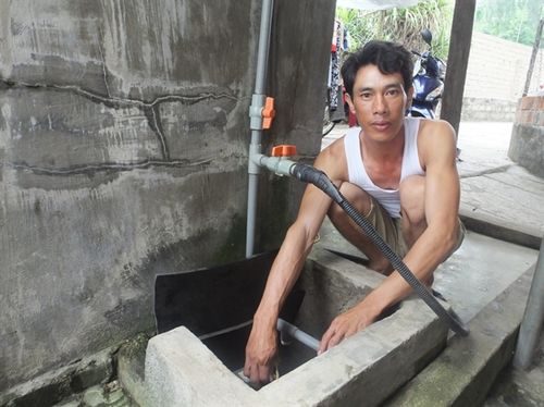 Ảnh: Thanh Nga Giếng gia đình anh Nguyễn Xuân Tình (35 tuổi) thì xuất hiện váng dầu ngay khi bơm lên bể.