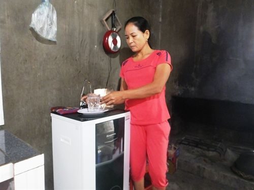 Lo ngại nước giếng bị nhiễm độc, rất nhiều hộ dân ở xã Kỳ Lợi đầu tư mua máy lọc nước 