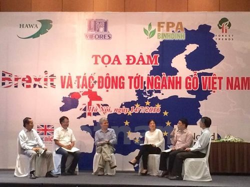  Các đại diện tham gia tọa đàm "Brexit và tác động tới ngành gỗ Việt Nam." (Ảnh: Thanh Tâm/Vietnam+)