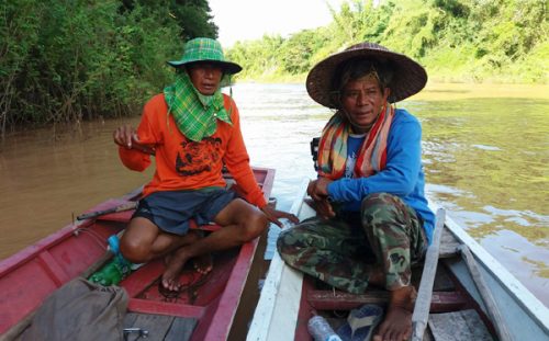Nông dân Thái Lan trên dòng sông Loei (Ảnh: Hoàng Hường)