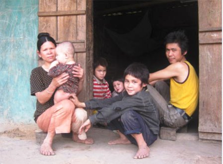 Khai thác cạn kiệt lâm sản, dân nghèo hoàn nghèo