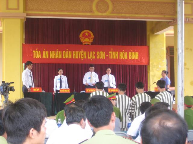 Phiên tòa tuyên truyền lâm luật