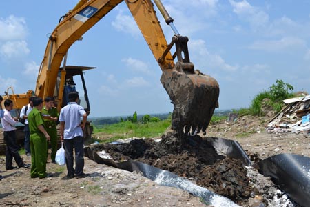 Chôn lấp trái phép 40 tấn chất thải nguy hại