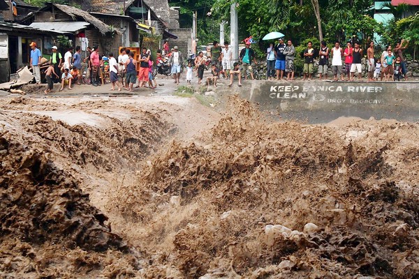 Bão lớn tàn phá miền nam Philippin
