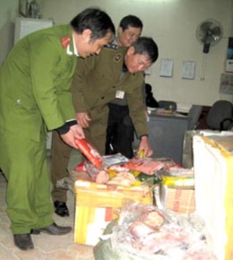 Hà Nội thu hơn nửa tấn thực phẩm không rõ nguồn gốc