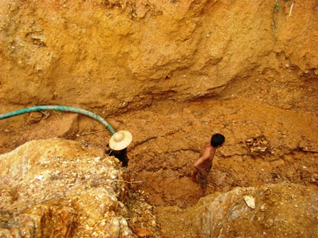 Xới núi tìm vàng ở bản Dịa