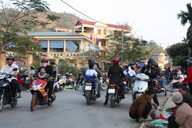 Chợ cóc lấn đường