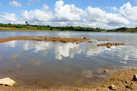 Sông Ba đang ngày càng bị ô nhiễm trầm trọng (Ảnh: L.Đ.Dũng)