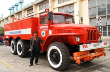 TS Dương Văn Tài và chiếc xe chữa cháy đa năng (Ảnh:  Chinhphu.vn)