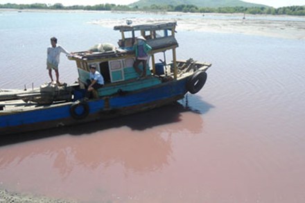 Nước kênh Ngũ Hành đỏ ngầu vì ô nhiễm