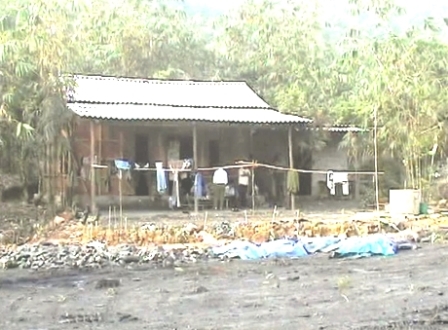 Khu nhà tạm và giếng nước của các đối tượng khai thác than trái phép. (Ảnh: Minh Châu/Báo Quảng Ninh)