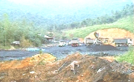 Lực lượng công an huy động phương tiện thu giữ than khai thác trái phép.(