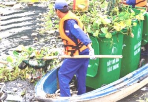 Công nhân xí nghiệp 3 - Citenco đang thực hiện công tác vớt rác trên kênh.