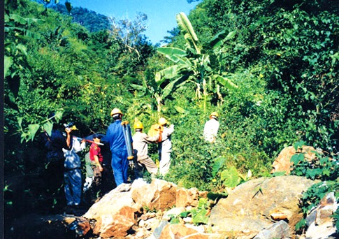 Tháng 11/1975, những chuyến đi khảo sát chính thức đầu tiên trên dòng sông Đà phục vụ công trình Thủy điện Sơn La đã được thực hiện (Ảnh: EVN)