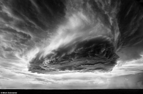 “Vapor Cloud” – ‘Bàn chân’ của thiên nhiên giáng xuống mặt đất một cách phẫn nộ qua ống kính của Mitch Dobrowner năm 2009.