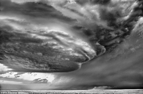 “Đĩa bay” – Một đám mây bão khổng lồ và nặng trịch có hình dáng tựa như một con tàu đến từ hành tinh khác, chuẩn bị đổ bộ xuống vùng Obar, New Mexico năm 2009